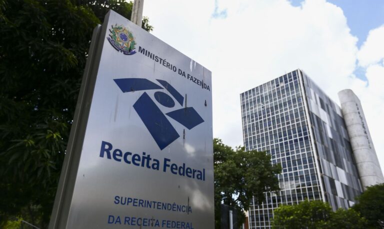 Read more about the article Receita Federal esclarece decisão do ministro Cristiano Zanin sobre a desoneração da folha de pagamento de municípios e setores produtivos